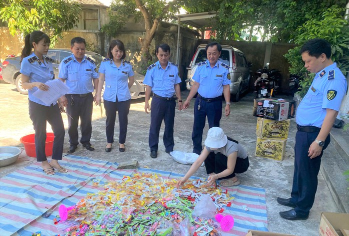 Tiêu hủy nhiều sản phẩm chân gà, kẹo dẻo, xà phòng… nhập lậu- Ảnh 1.