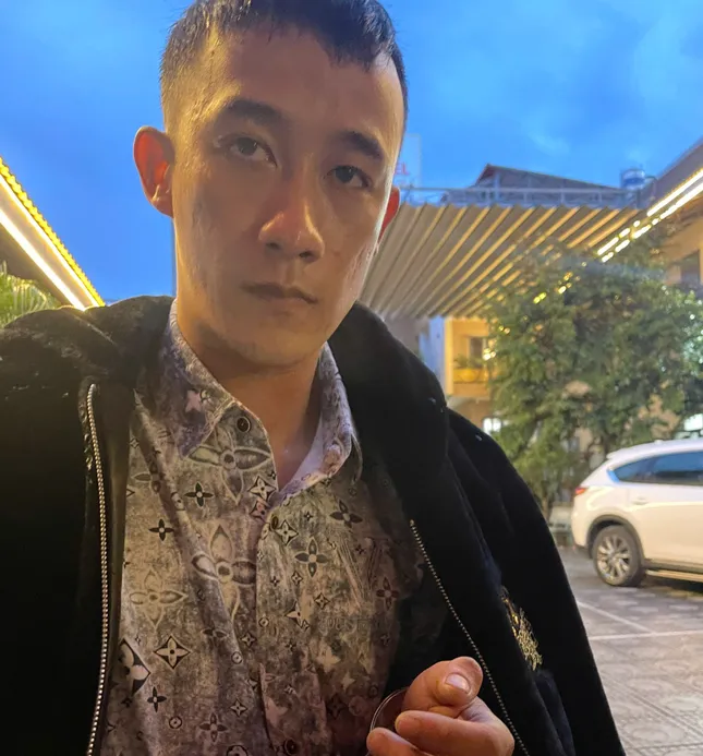 Mang vật nghi lựu đạn và ma túy vào khách sạn, một đối tượng bị tạm giữ- Ảnh 1.