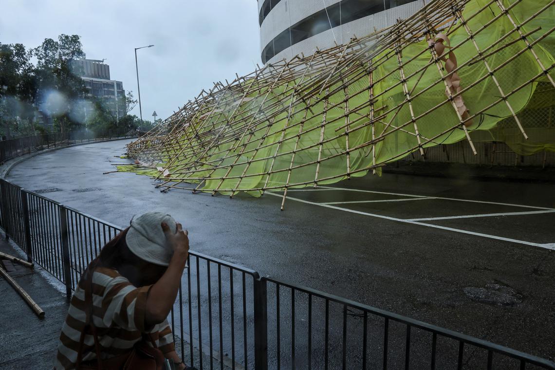 Bão Wipha đã tấn công Hong Kong (Trung Quốc): Sức gió tới hơn 167km/h, mưa lớn càn quét- Ảnh 1.