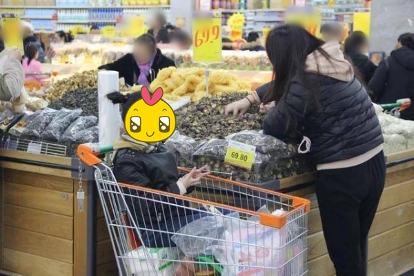 Đứa trẻ 5 tuổi bị nhân viên siêu thị tố cáo ăn trộm, hàng trăm ánh mắt nhìn vào: Bà mẹ có pha xử lý xứng đáng vào SGK- Ảnh 2.
