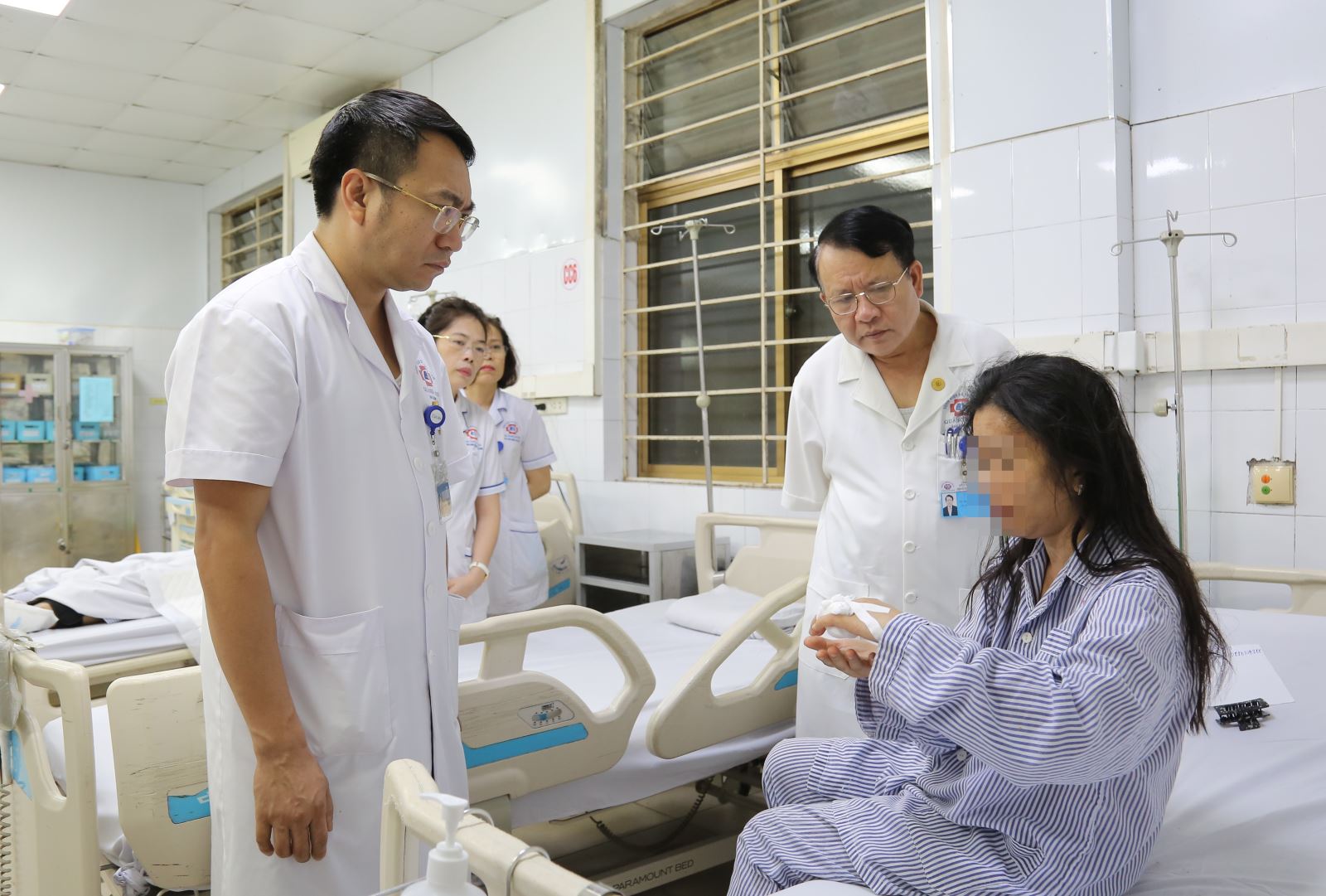 Bệnh viện Đa khoa Quảng Ninh bật báo động đỏ, huy động 150 y bác sĩ cấp cứu các nạn nhân trong thảm họa lật tàu- Ảnh 2.