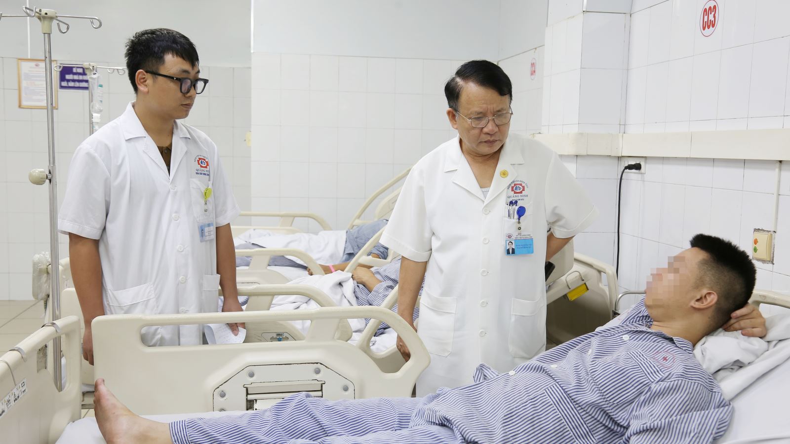 Bệnh viện Đa khoa Quảng Ninh bật báo động đỏ, huy động 150 y bác sĩ cấp cứu các nạn nhân trong thảm họa lật tàu- Ảnh 1.