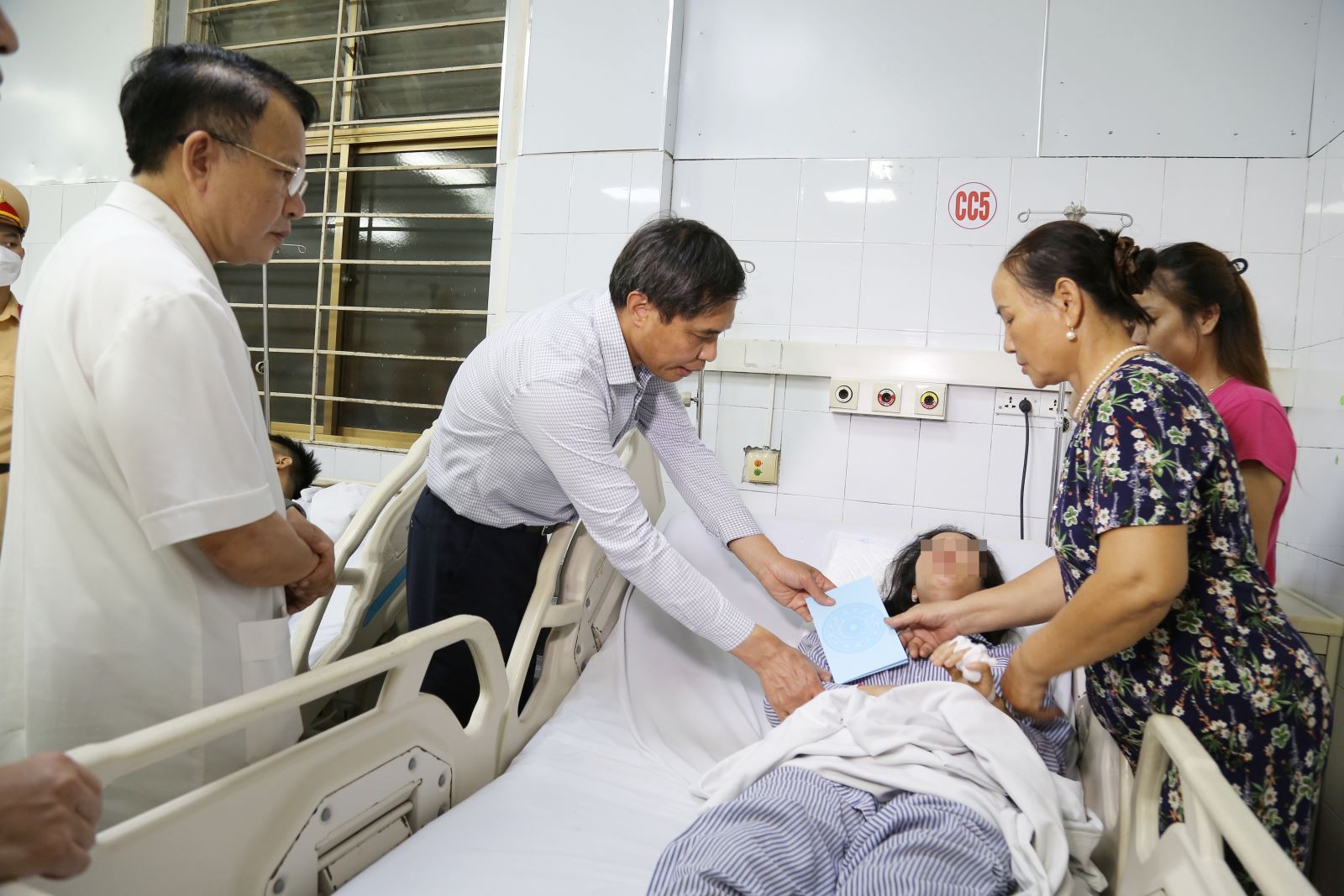 Bệnh viện Đa khoa Quảng Ninh bật báo động đỏ, huy động 150 y bác sĩ cấp cứu các nạn nhân trong thảm họa lật tàu- Ảnh 4.