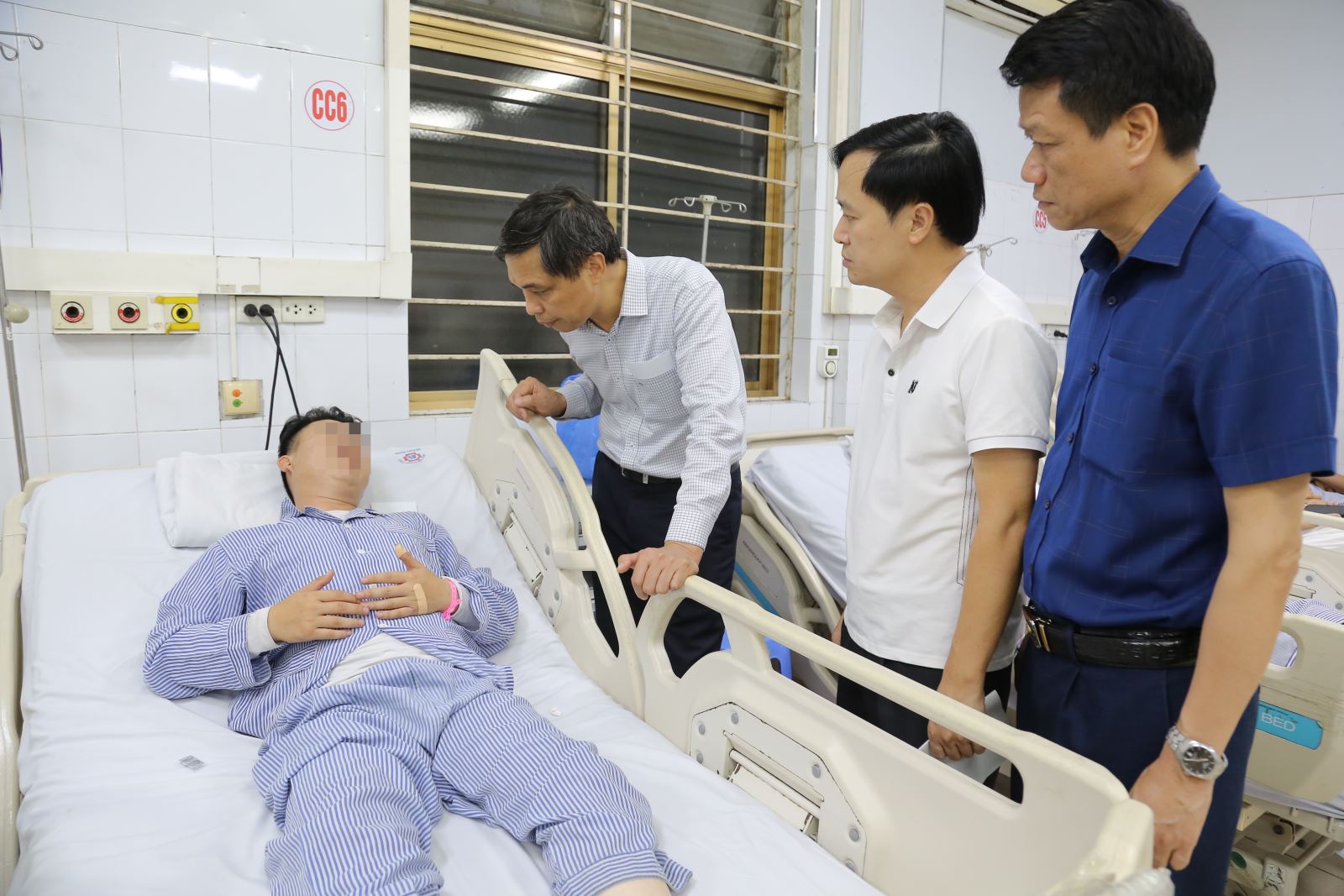 Bệnh viện Đa khoa Quảng Ninh bật báo động đỏ, huy động 150 y bác sĩ cấp cứu các nạn nhân trong thảm họa lật tàu- Ảnh 3.