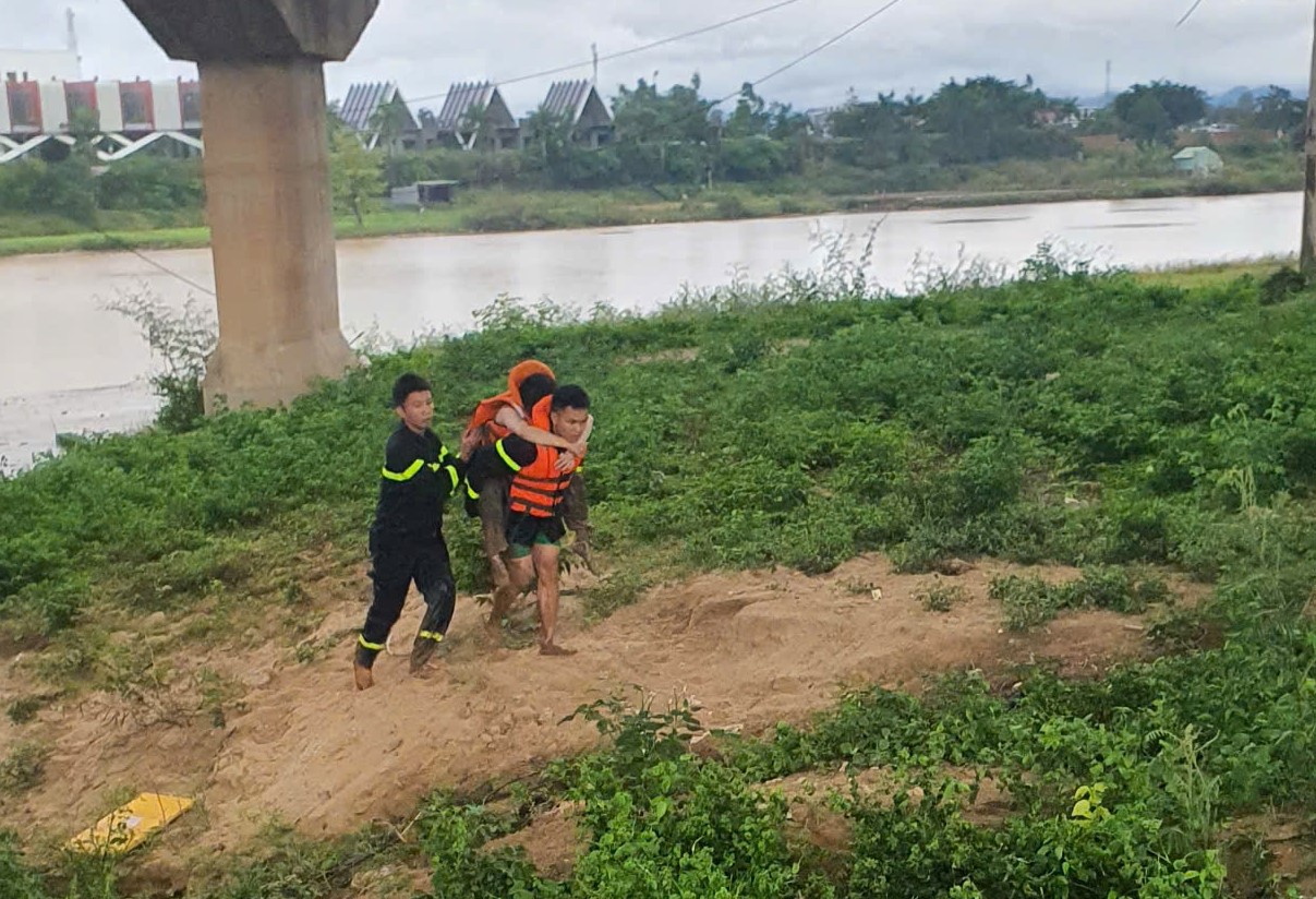 Công an cứu kịp thời 2 anh em chới với giữa sông ở Quảng Ngãi- Ảnh 2.