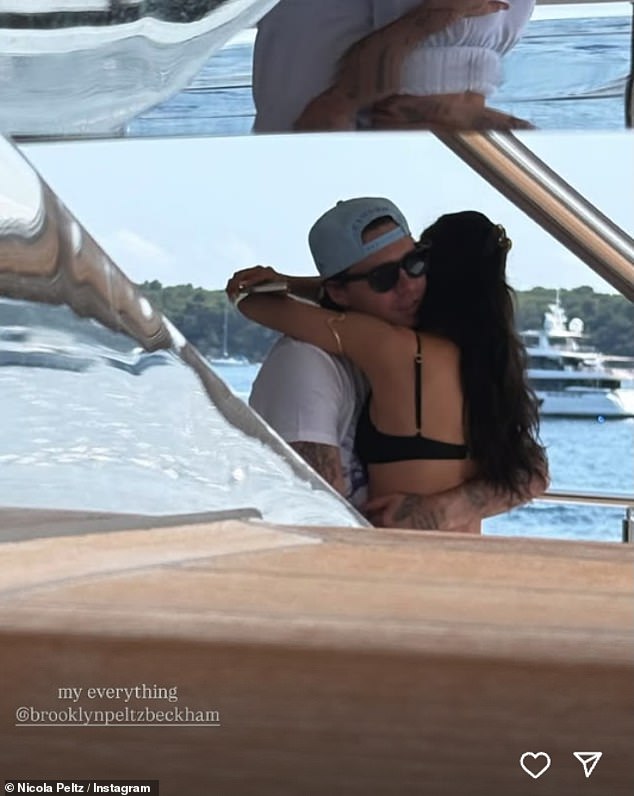 Vợ chồng con cả nhà Beckham bị paparazzi 