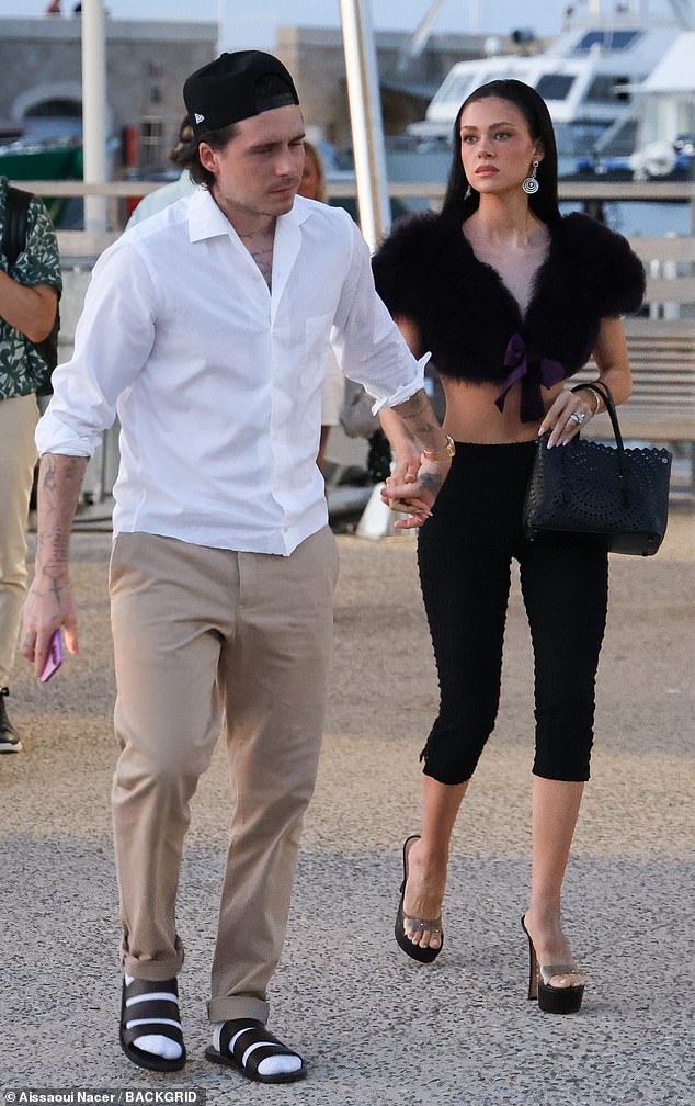 Vợ chồng con cả nhà Beckham bị paparazzi 