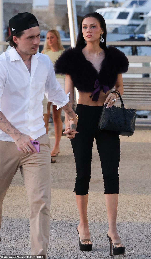 Vợ chồng con cả nhà Beckham bị paparazzi 