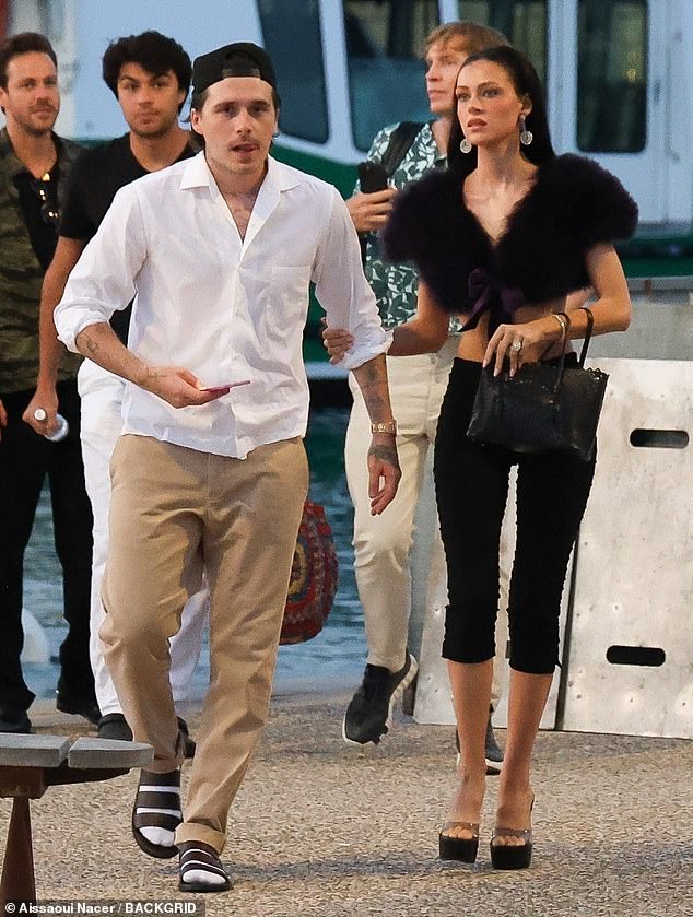 Vợ chồng con cả nhà Beckham bị paparazzi 