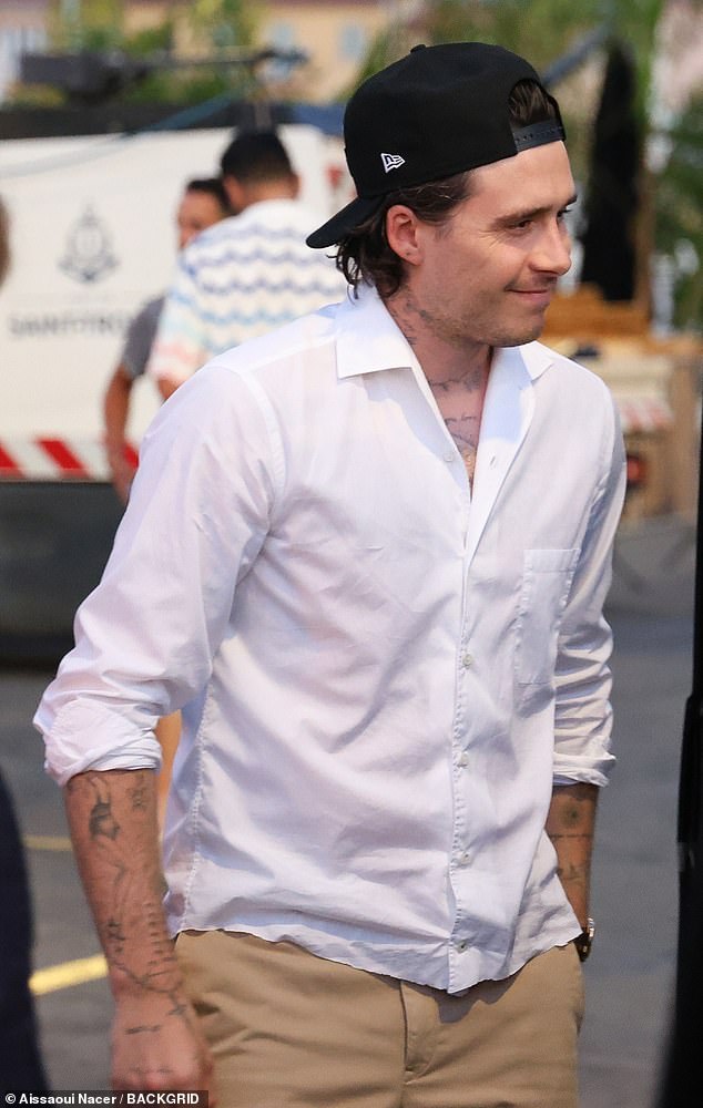 Vợ chồng con cả nhà Beckham bị paparazzi 
