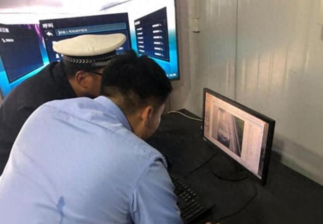 Vừa bị lừa hơn 9,4 tỷ đồng tiền tiết kiệm, người đàn ông vẫn chuyển thêm 2,6 tỷ để cảnh sát bắt kẻ lừa đảo nhưng toà tuyên bố: "Không thể lấy lại tiền"- Ảnh 1.