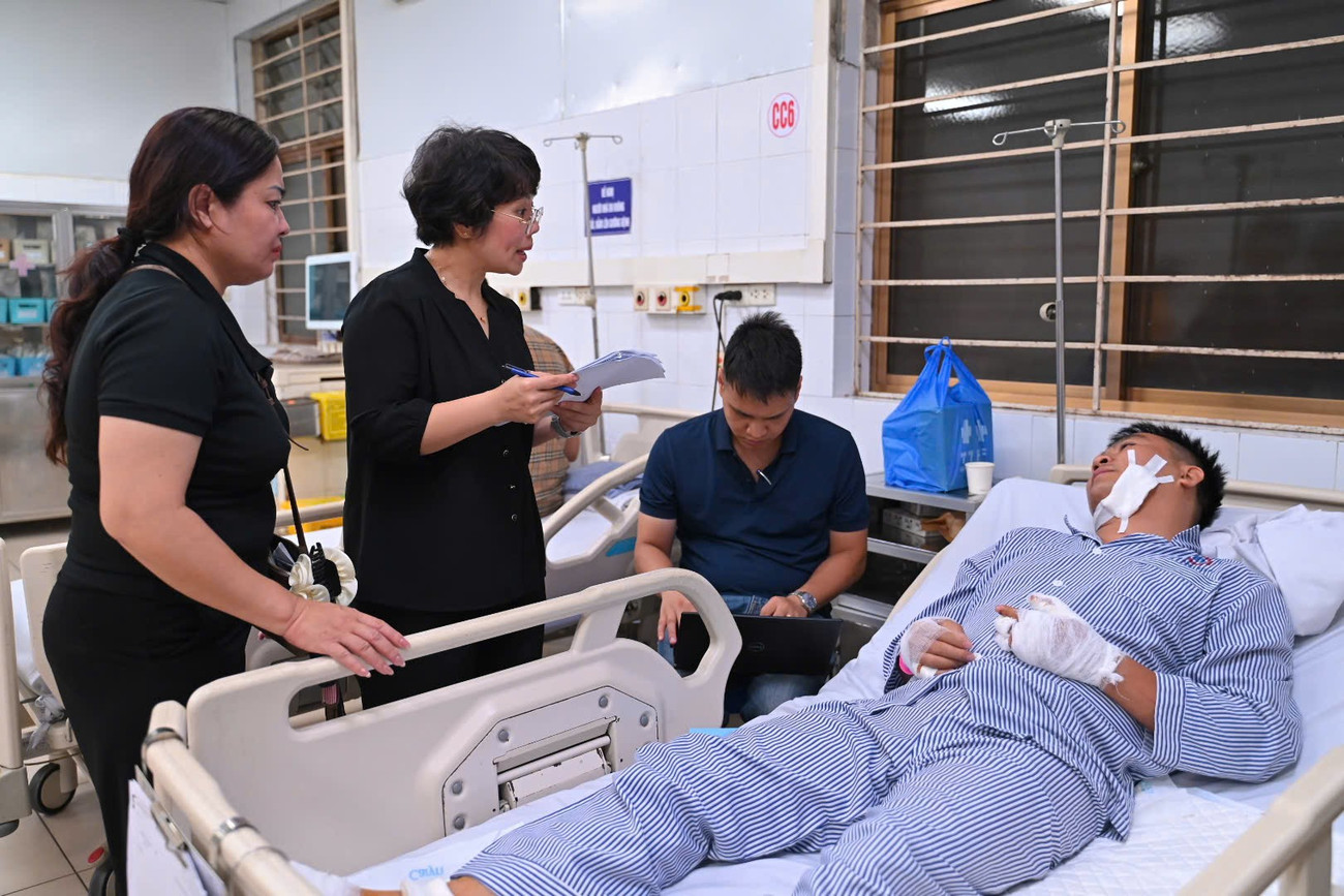 Khoảnh khắc sinh tử trên con tàu bị lật: Bốn người ôm chiếc ghế gỗ nhưng một người kiệt sức đã buông tay- Ảnh 2.