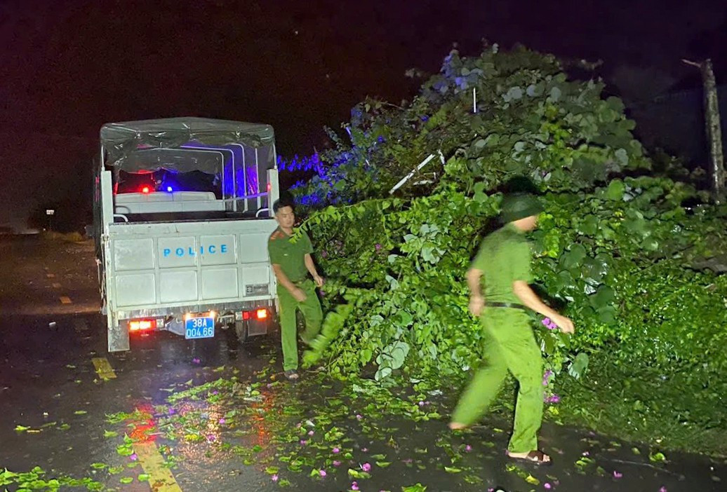 Mưa giông khiến nhiều tàu thuyền ở Hà Tĩnh bị sóng đánh chìm- Ảnh 12.