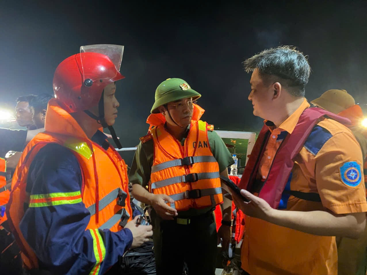 Huy động mọi nguồn lực tìm kiếm các nạn nhân vụ lật tàu trước khi bão số 3 về- Ảnh 2.
