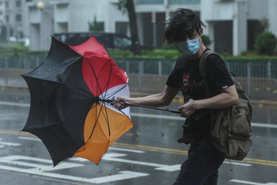 Bão Wipha đã tấn công Hong Kong (Trung Quốc): Sức gió tới hơn 167km/h, mưa lớn càn quét- Ảnh 2.