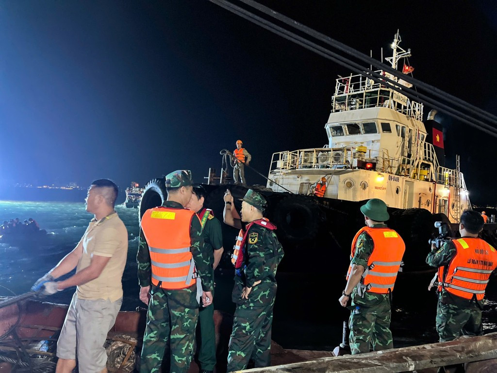 Huy động mọi nguồn lực tìm kiếm các nạn nhân vụ lật tàu trước khi bão số 3 về- Ảnh 4.