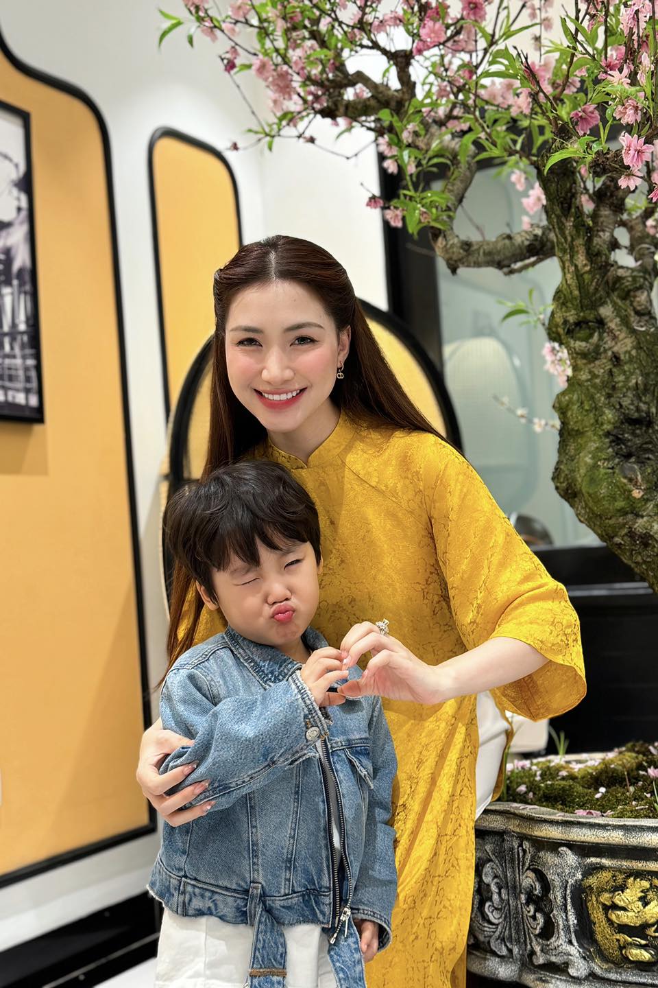 "Hot boy nhí" có gần 2 triệu người si mê trên MXH: Con trai của nữ ca sĩ nổi tiếng, mới 5 tuổi đã cực kỳ hiểu chuyện và tình cảm- Ảnh 1.