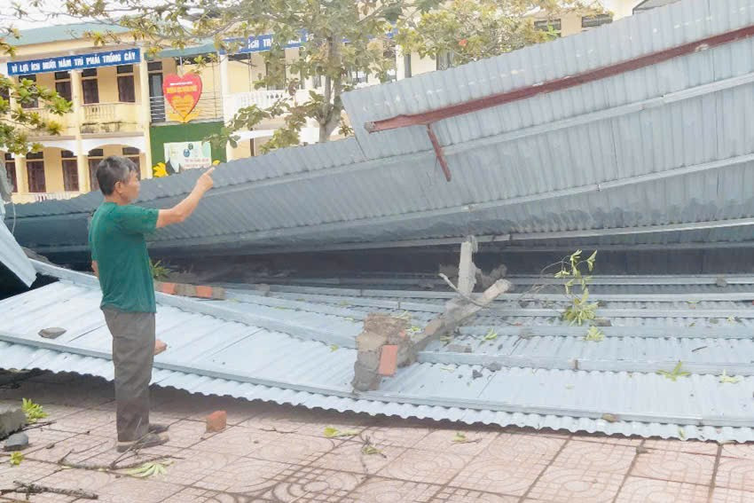 Lốc xoáy tàn phá trường học ở Hà Tĩnh- Ảnh 2.