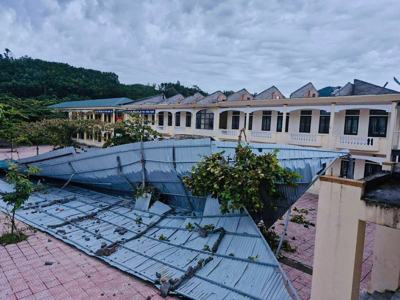 Lốc xoáy tàn phá trường học ở Hà Tĩnh- Ảnh 1.