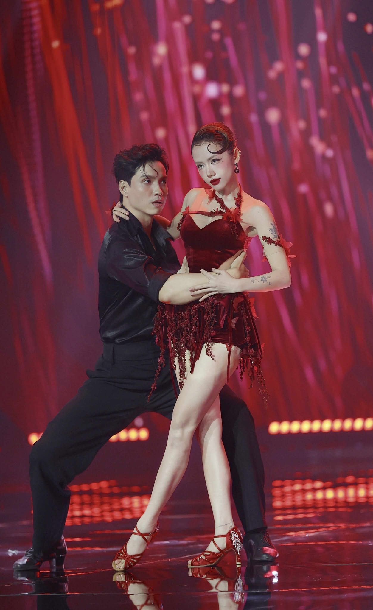 Chưa bao giờ thấy Bích Phương và Phương Ly nhảy sexy táo bạo cỡ này, Andree và Tăng Duy Tân chắc đang toát mồ hôi!- Ảnh 13.