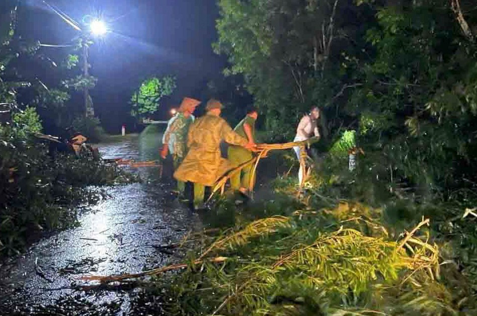 Mưa giông khiến nhiều tàu thuyền ở Hà Tĩnh bị sóng đánh chìm- Ảnh 14.