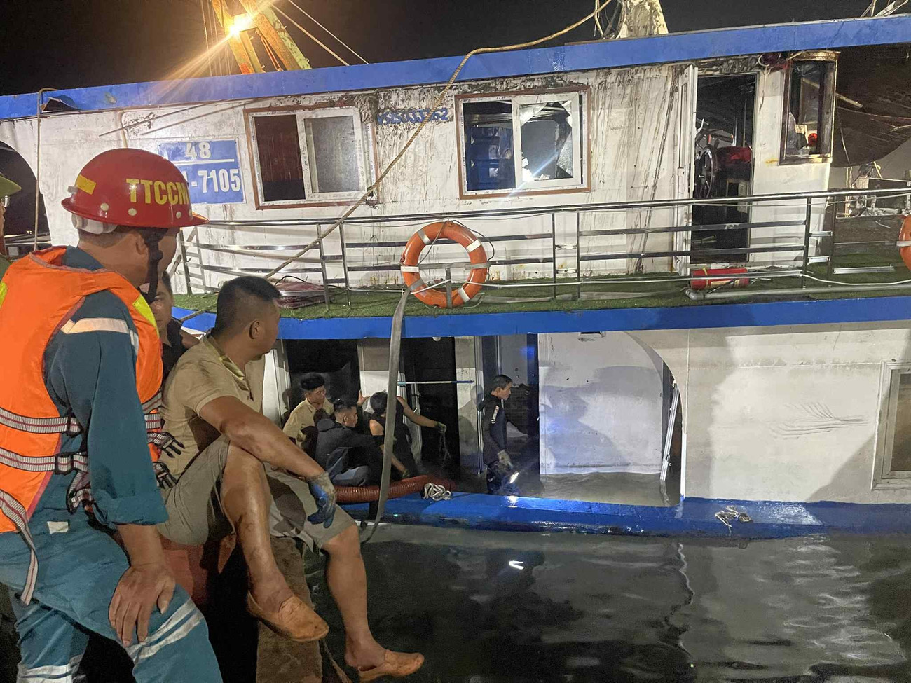 Huy động mọi nguồn lực tìm kiếm các nạn nhân vụ lật tàu trước khi bão số 3 về- Ảnh 11.