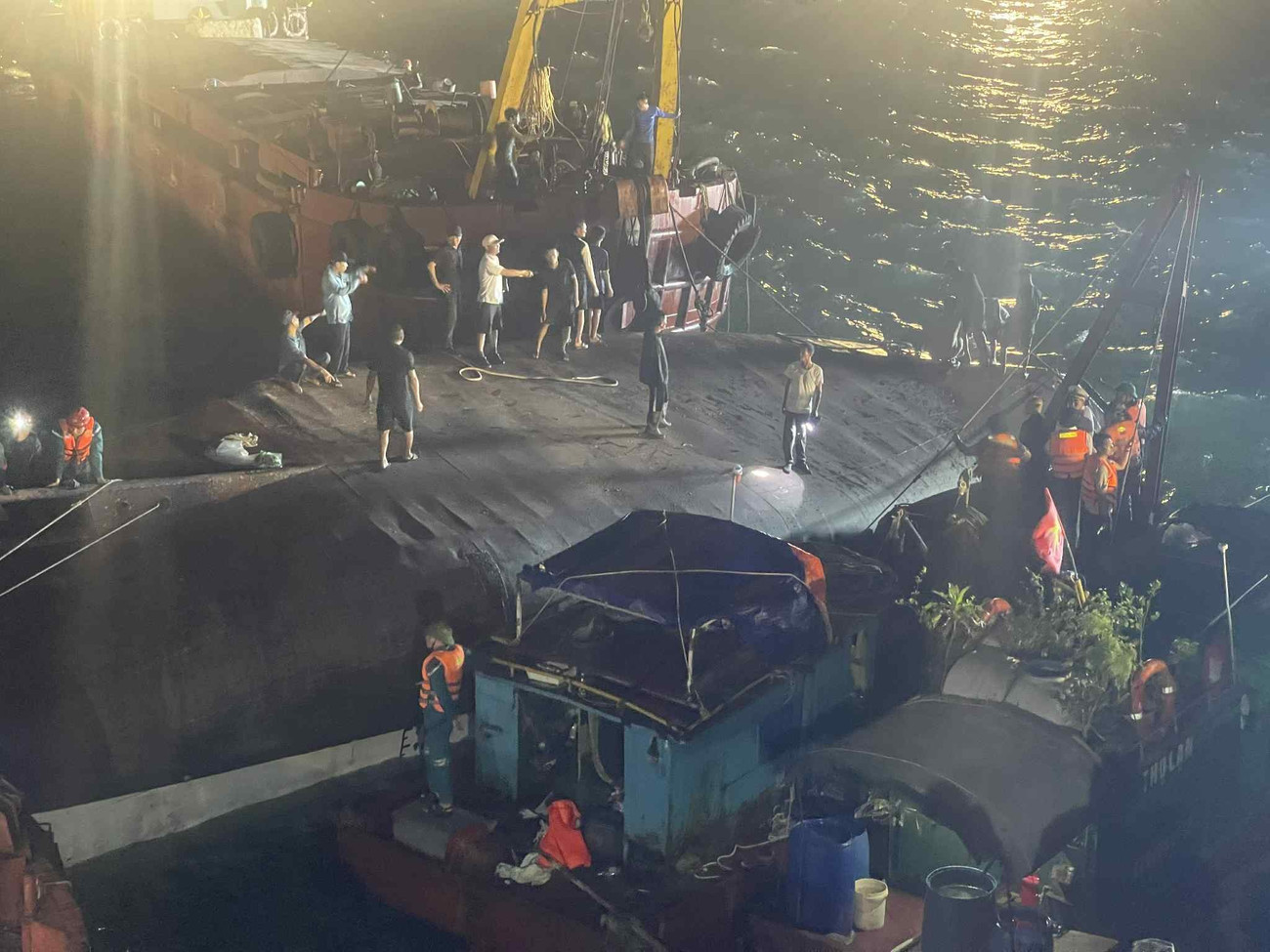 Huy động mọi nguồn lực tìm kiếm các nạn nhân vụ lật tàu trước khi bão số 3 về- Ảnh 3.