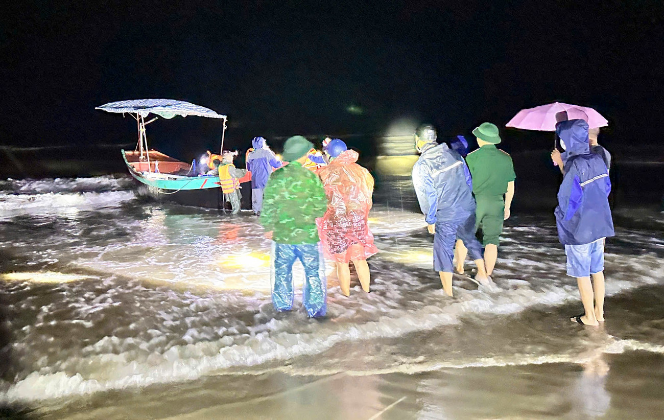 Mưa giông khiến nhiều tàu thuyền ở Hà Tĩnh bị sóng đánh chìm- Ảnh 8.