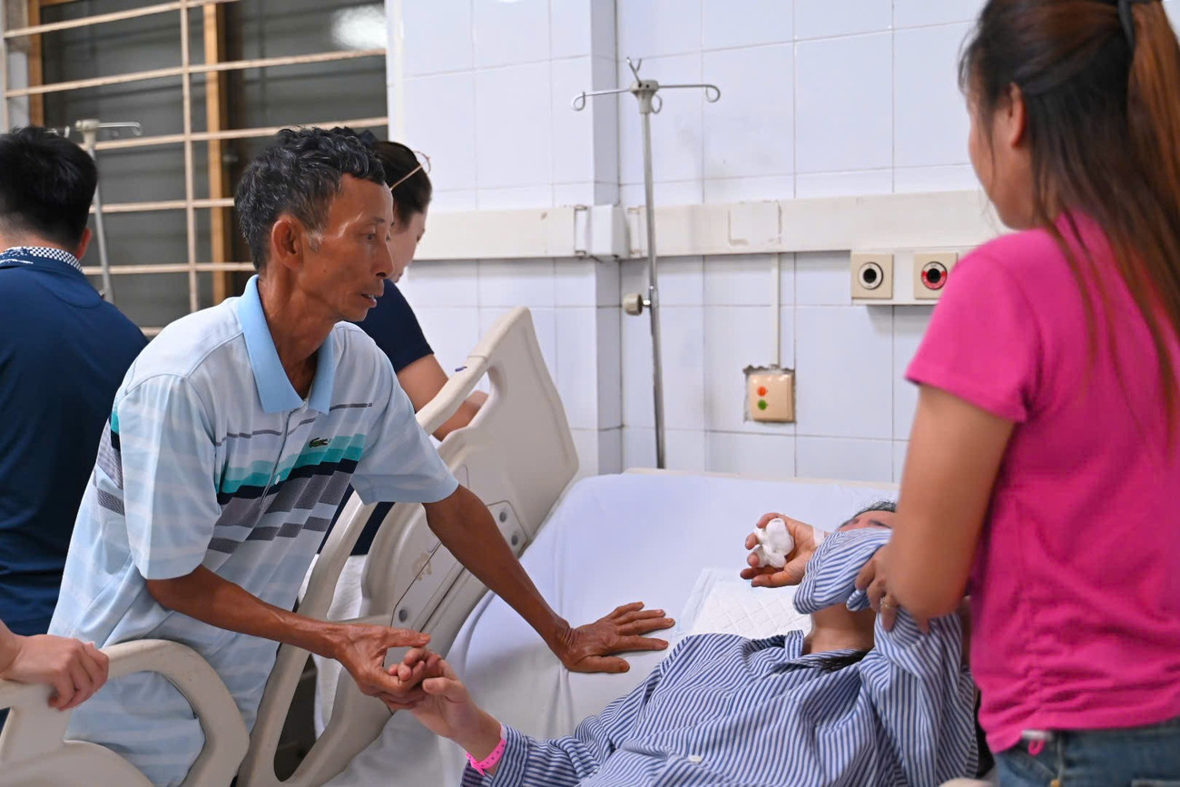 Khoảnh khắc sinh tử trên con tàu bị lật: Bốn người ôm chiếc ghế gỗ nhưng một người kiệt sức đã buông tay- Ảnh 3.
