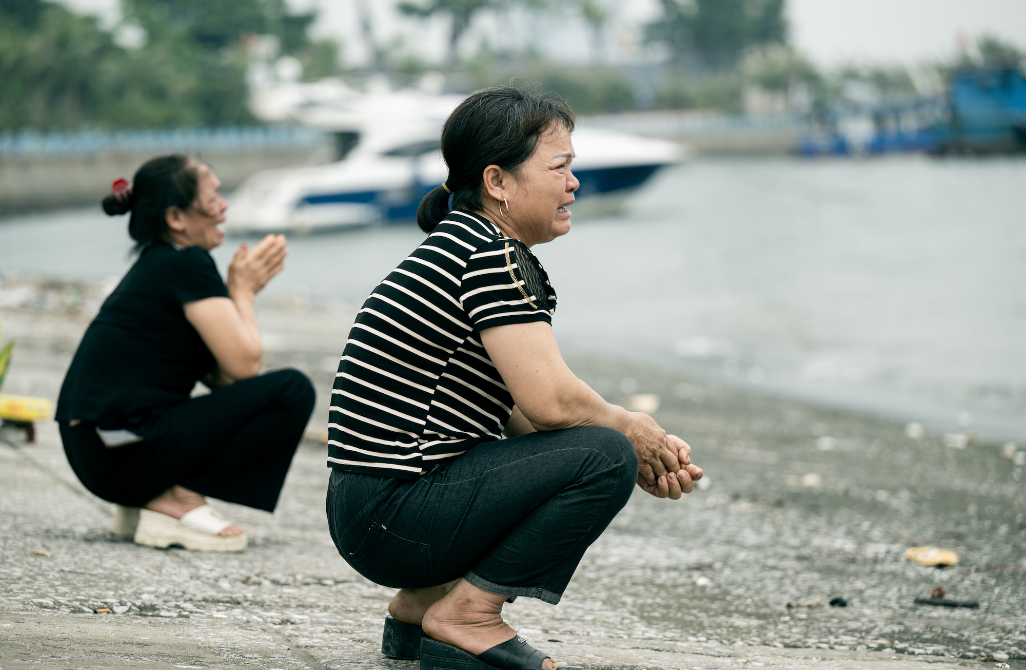 “Về với chị đi, nằm dưới lạnh lắm em ơi…” - Đau lòng tiếng gọi người thân dưới chân cầu Bãi Cháy- Ảnh 9.