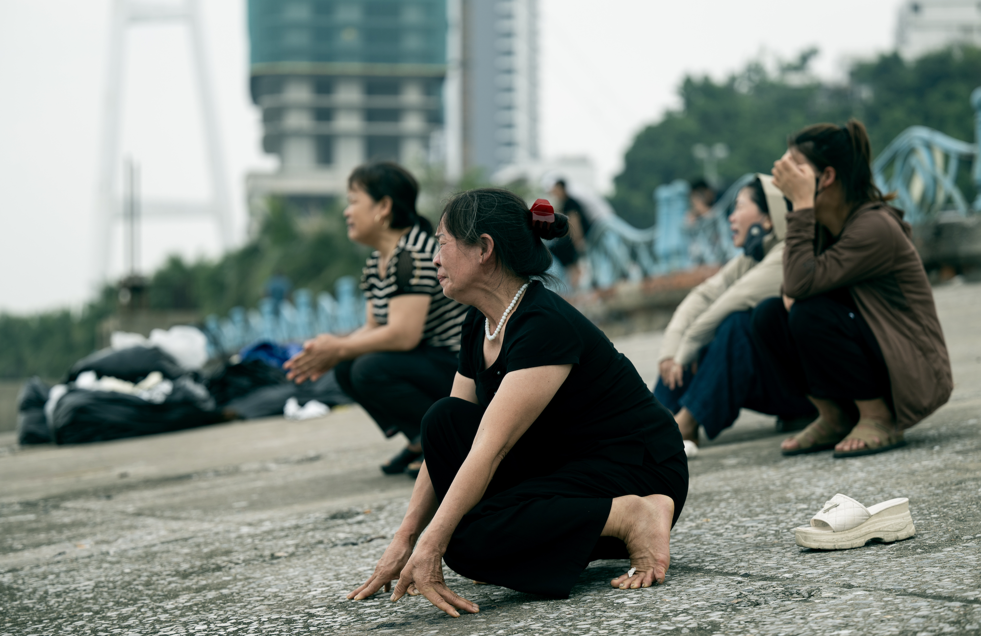 “Về với chị đi, nằm dưới lạnh lắm em ơi…” - Đau lòng tiếng gọi người thân dưới chân cầu Bãi Cháy- Ảnh 7.