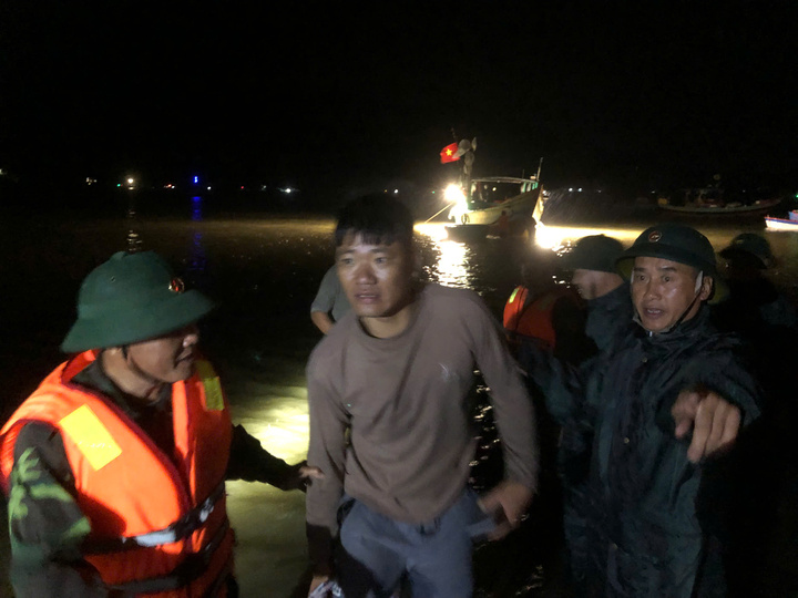 34 người trên tàu du lịch bị lốc đánh chìm ở biển Hà Tĩnh được cứu thế nào?- Ảnh 2.