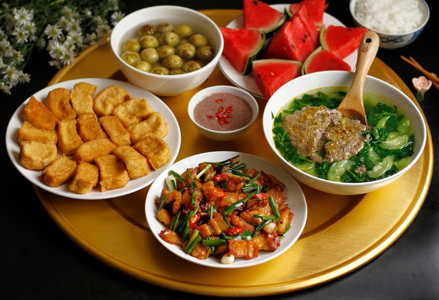 Khách Tây ăn hết sạch 3 bát cơm với toàn món ‘nhà nghèo’ quen thuộc, bán đầy chợ của người Việt- Ảnh 5.