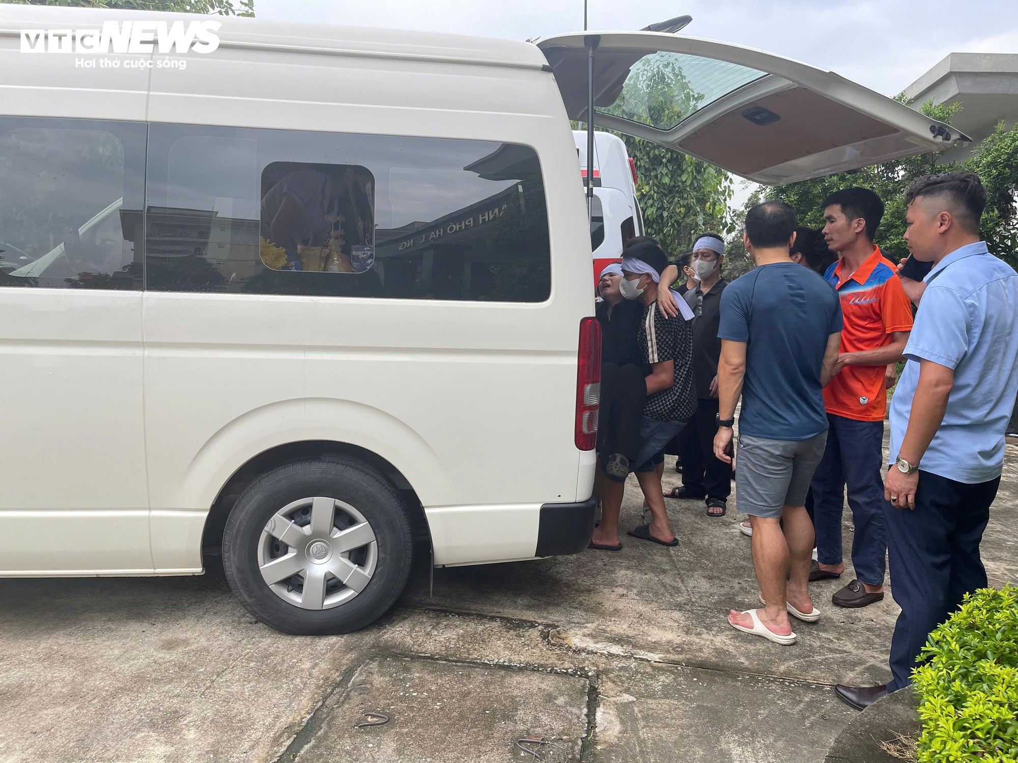 Con gái nạn nhân vụ lật tàu ở Hạ Long: 'Tôi sẽ đợi mẹ để đưa về nhà cùng bố'- Ảnh 3.