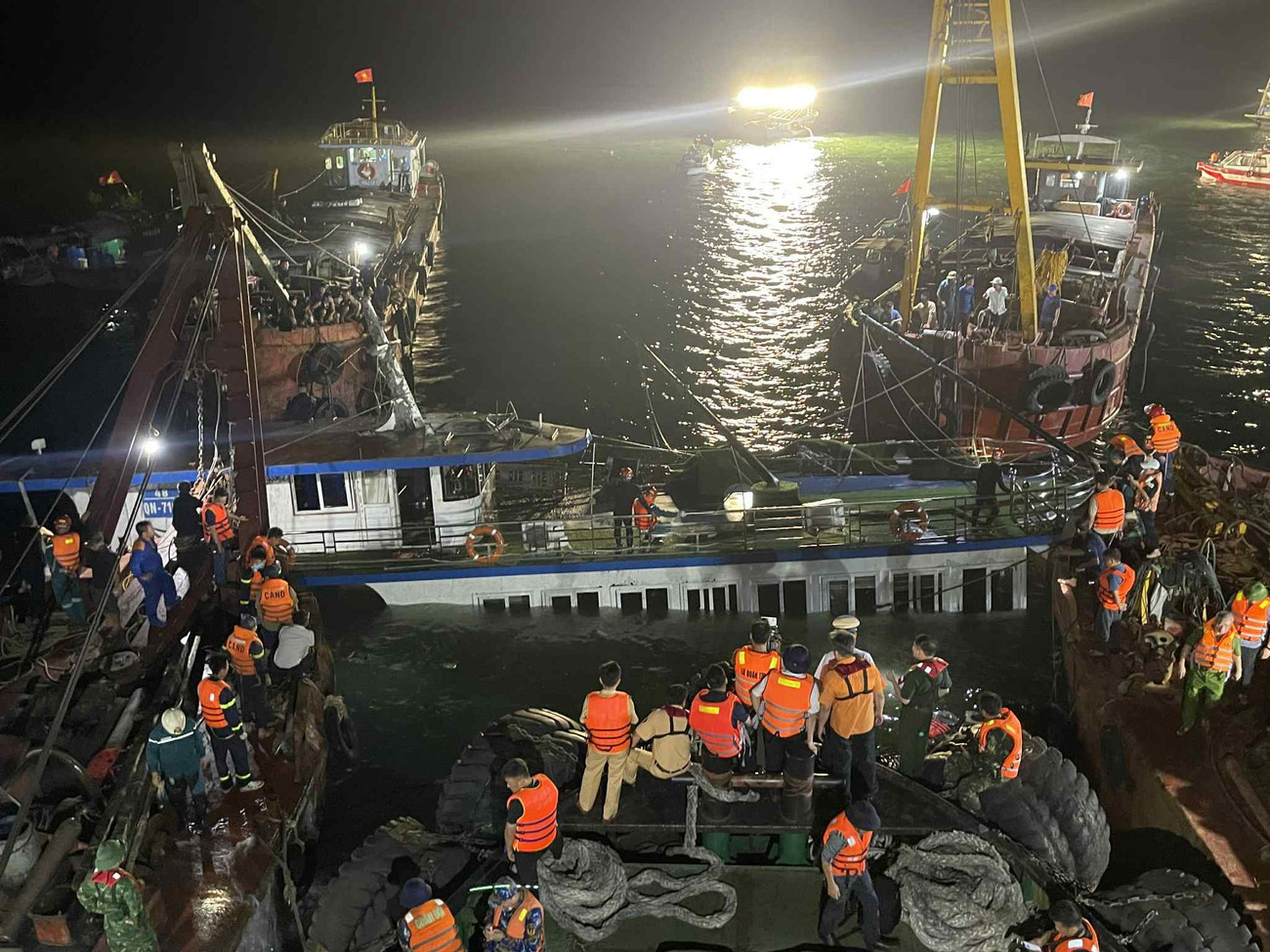 Huy động mọi nguồn lực tìm kiếm các nạn nhân vụ lật tàu trước khi bão số 3 về- Ảnh 7.