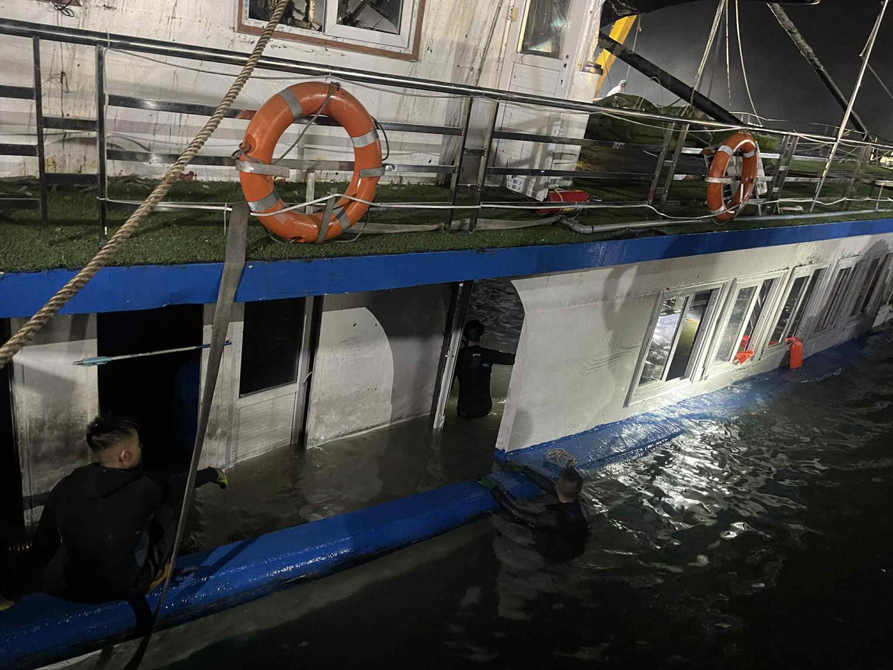 Huy động mọi nguồn lực tìm kiếm các nạn nhân vụ lật tàu trước khi bão số 3 về- Ảnh 9.