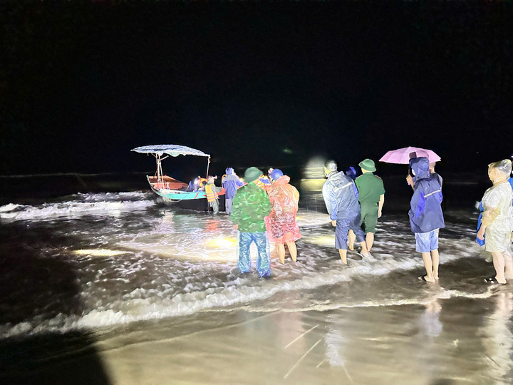 34 người trên tàu du lịch bị lốc đánh chìm ở biển Hà Tĩnh được cứu thế nào?- Ảnh 1.