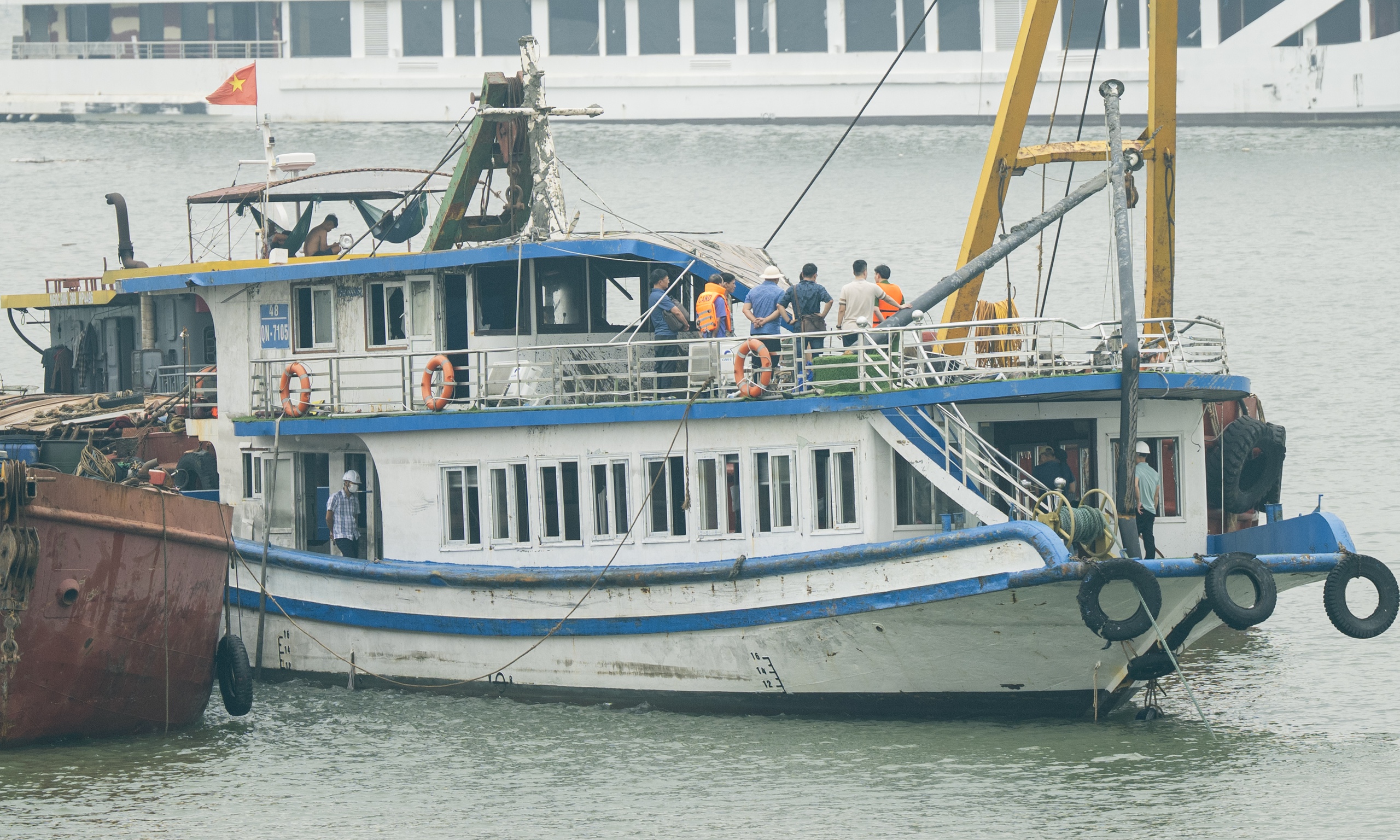 Những hình ảnh đầu tiên của tàu Vịnh Xanh sau khi được trục vớt: Boong tàu biến dạng, cửa kính vỡ vụn- Ảnh 3.