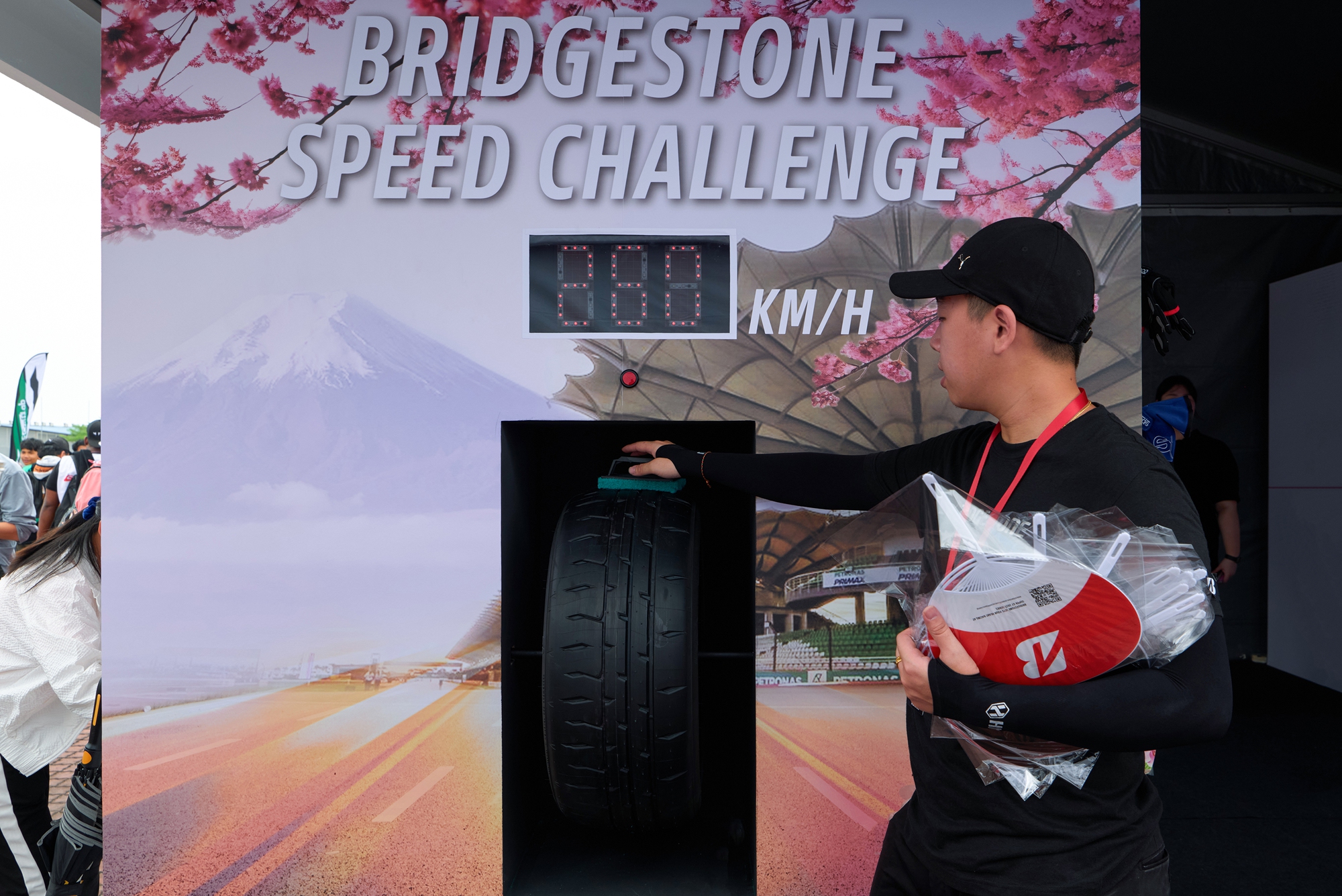Lần đầu đặt chân đến SUPER GT tại Sepang: Mãn nhãn với dàn xe nét căng và những pha drift đầy mê hoặc!- Ảnh 9. Lần đầu đặt chân đến SUPER GT tại Sepang: Mãn nhãn với dàn xe nét căng và những pha drift đầy mê hoặc!- Ảnh 9.