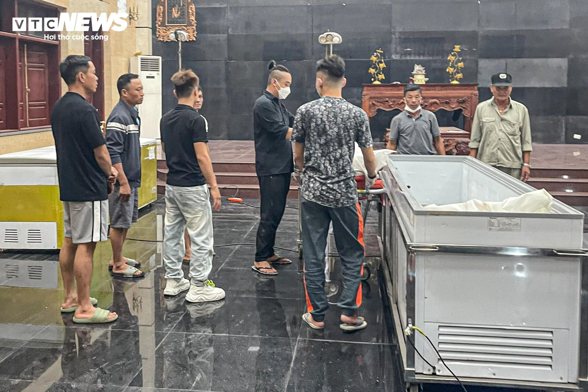 Vụ lật tàu ở Hạ Long: Người thân khóc nấc nhận thi thể các nạn nhân- Ảnh 9.