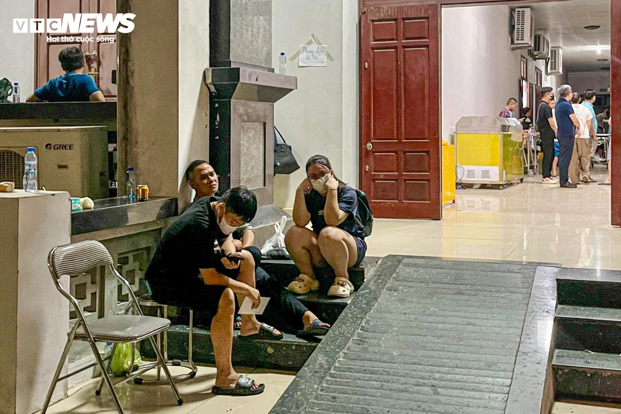 Vụ lật tàu ở Hạ Long: Người thân khóc nấc nhận thi thể các nạn nhân- Ảnh 4.