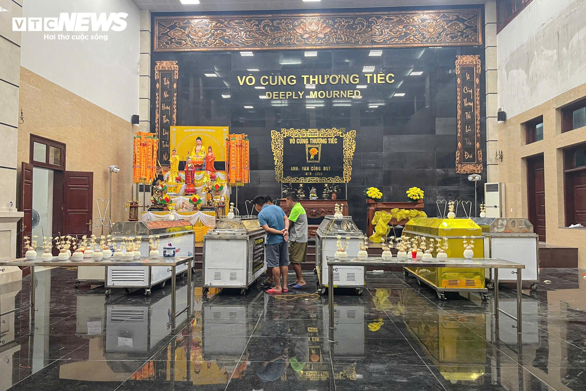 Vụ lật tàu ở Hạ Long: Người thân khóc nấc nhận thi thể các nạn nhân- Ảnh 2.