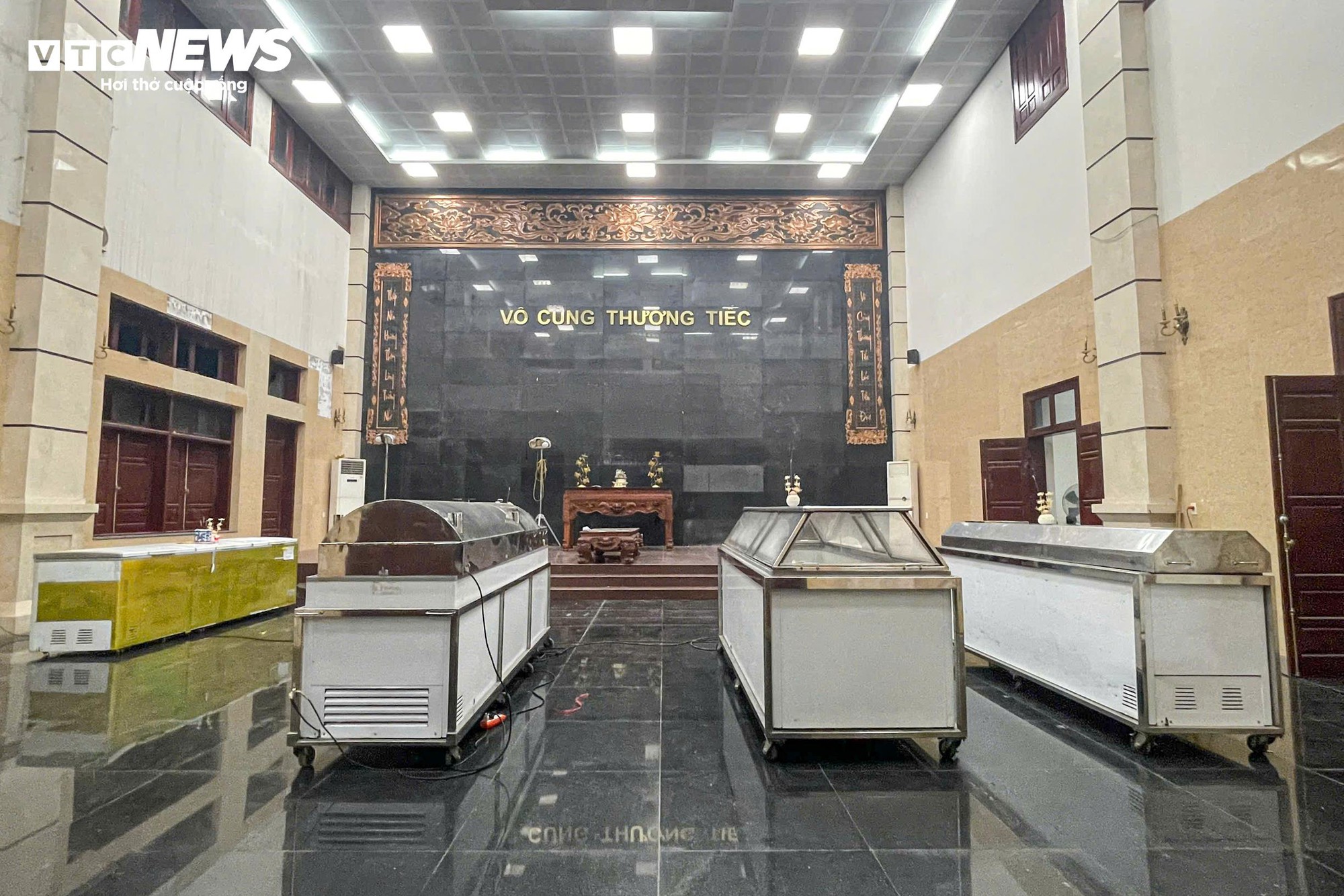Vụ lật tàu ở Hạ Long: Người thân khóc nấc nhận thi thể các nạn nhân- Ảnh 10.