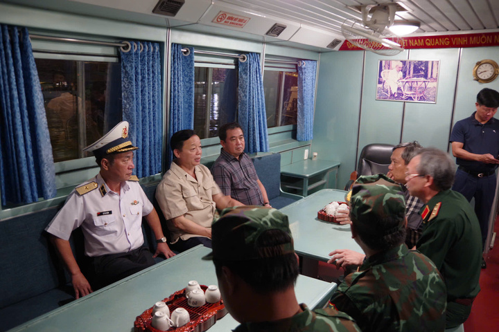 Vụ lật tàu ở Hạ Long: Tìm thấy thêm thi thể khi trục vớt tàu; 35 người tử vong- Ảnh 16. Vụ lật tàu ở Hạ Long: Tìm thấy thêm thi thể khi trục vớt tàu; 35 người tử vong- Ảnh 16.