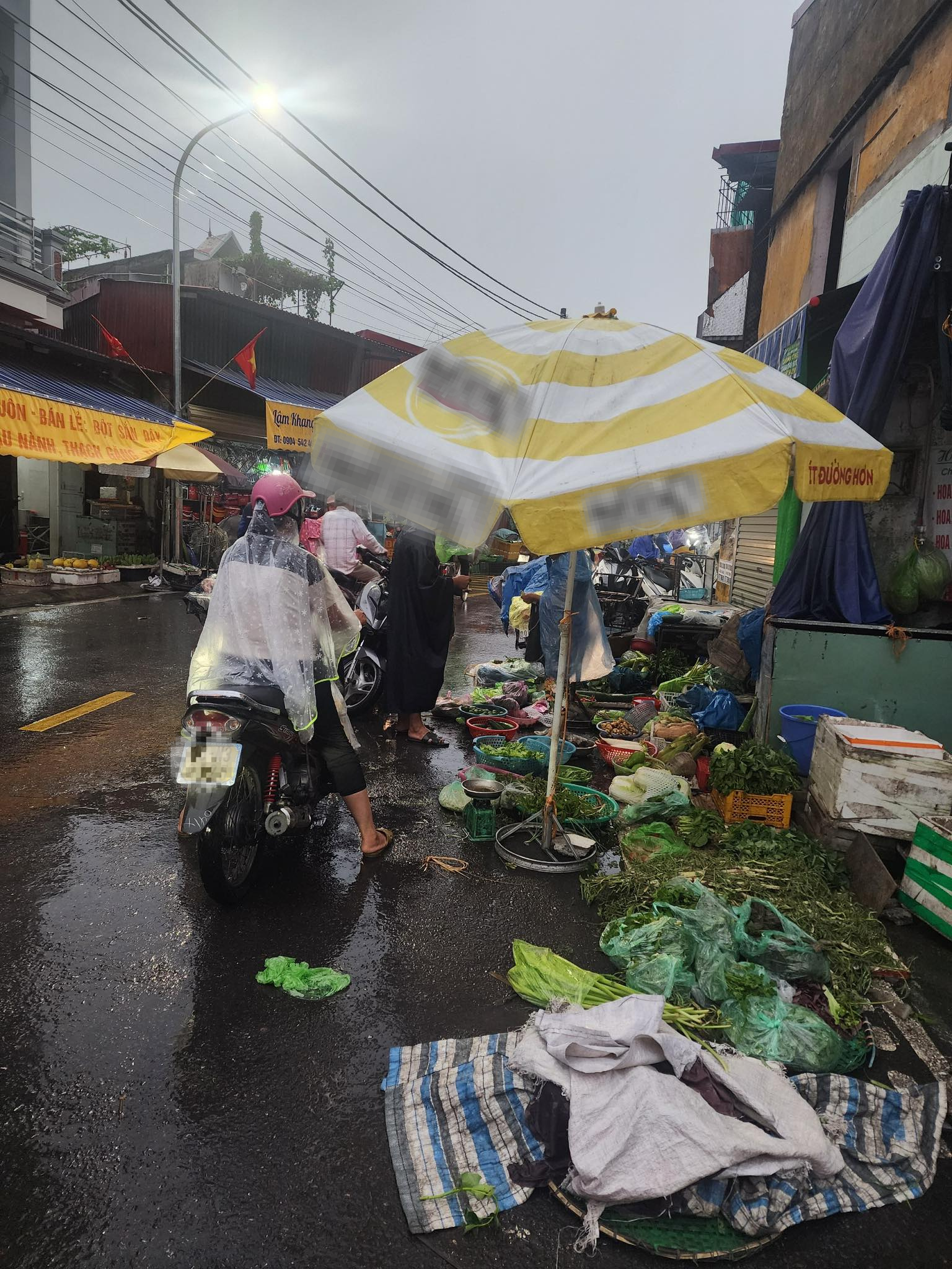 Bức ảnh sạp rau của mẹ cùng dòng tâm sự nhói lòng: “Mình thất nghiệp, mình không nuôi nổi mẹ”- Ảnh 1.