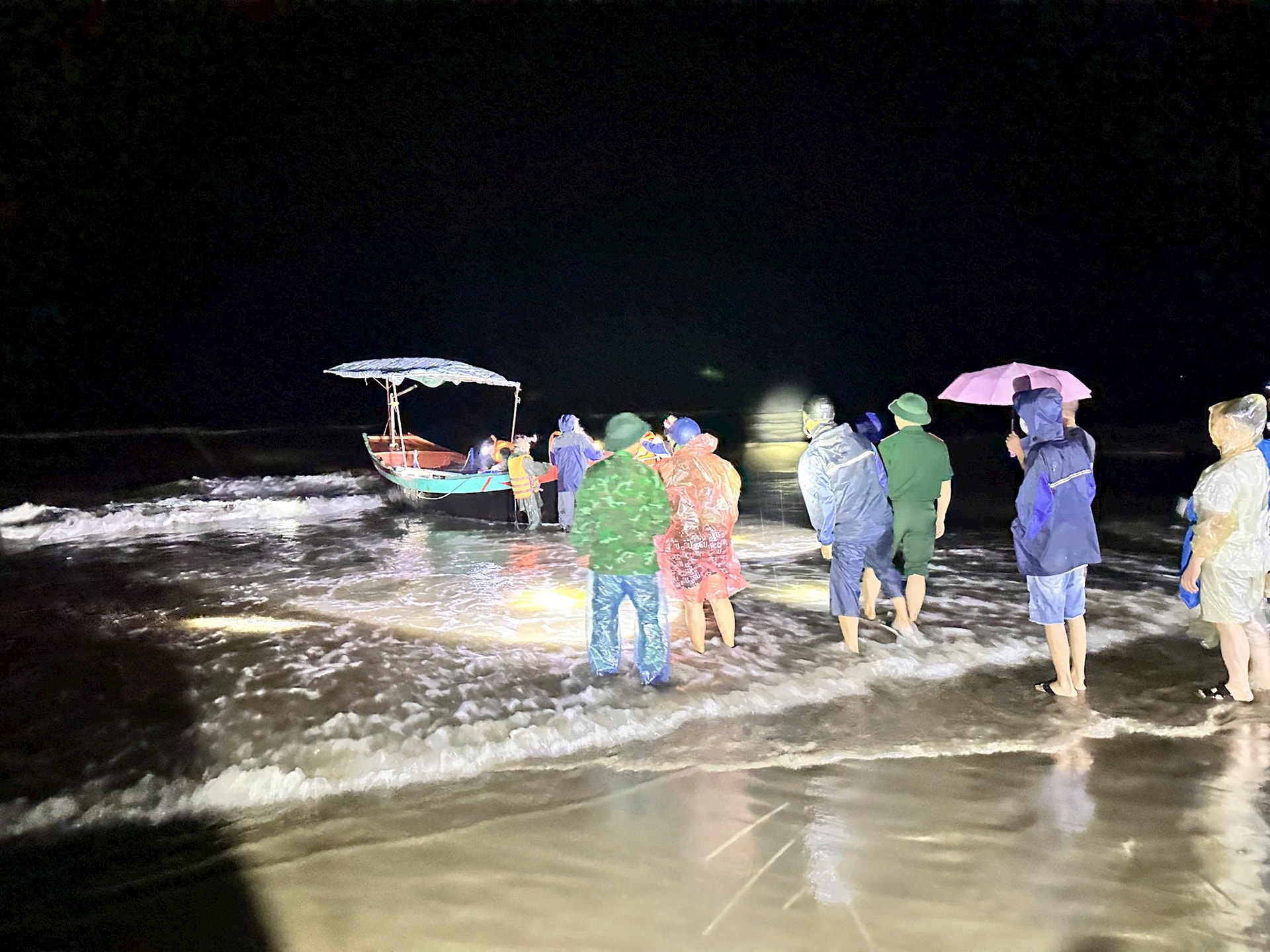 Tàu du lịch chở 34 người bị chìm khi đang câu mực ở Hà Tĩnh- Ảnh 4.