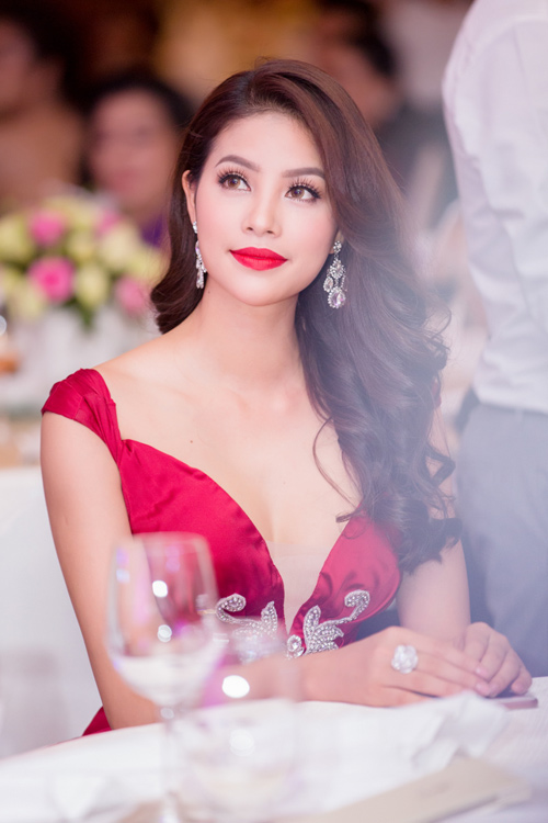 Hoa hậu Phạm Hương về Việt Nam giữa lúc chồng đại gia lộ dấu hiệu lạ?- Ảnh 9. Hoa hậu Phạm Hương về Việt Nam giữa lúc chồng đại gia lộ dấu hiệu lạ?- Ảnh 9.