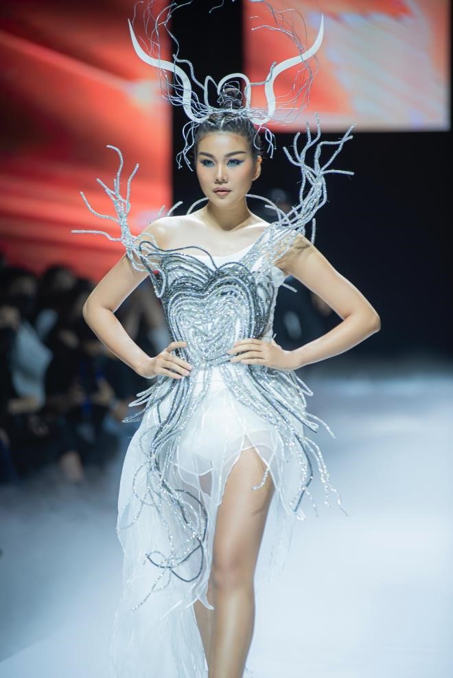 Thanh Hằng vs Hoàng Thùy: Trình vedette kiểu gì mà cứ va nhau mãi?- Ảnh 8. Thanh Hằng vs Hoàng Thùy: Trình vedette kiểu gì mà cứ va nhau mãi?- Ảnh 8.