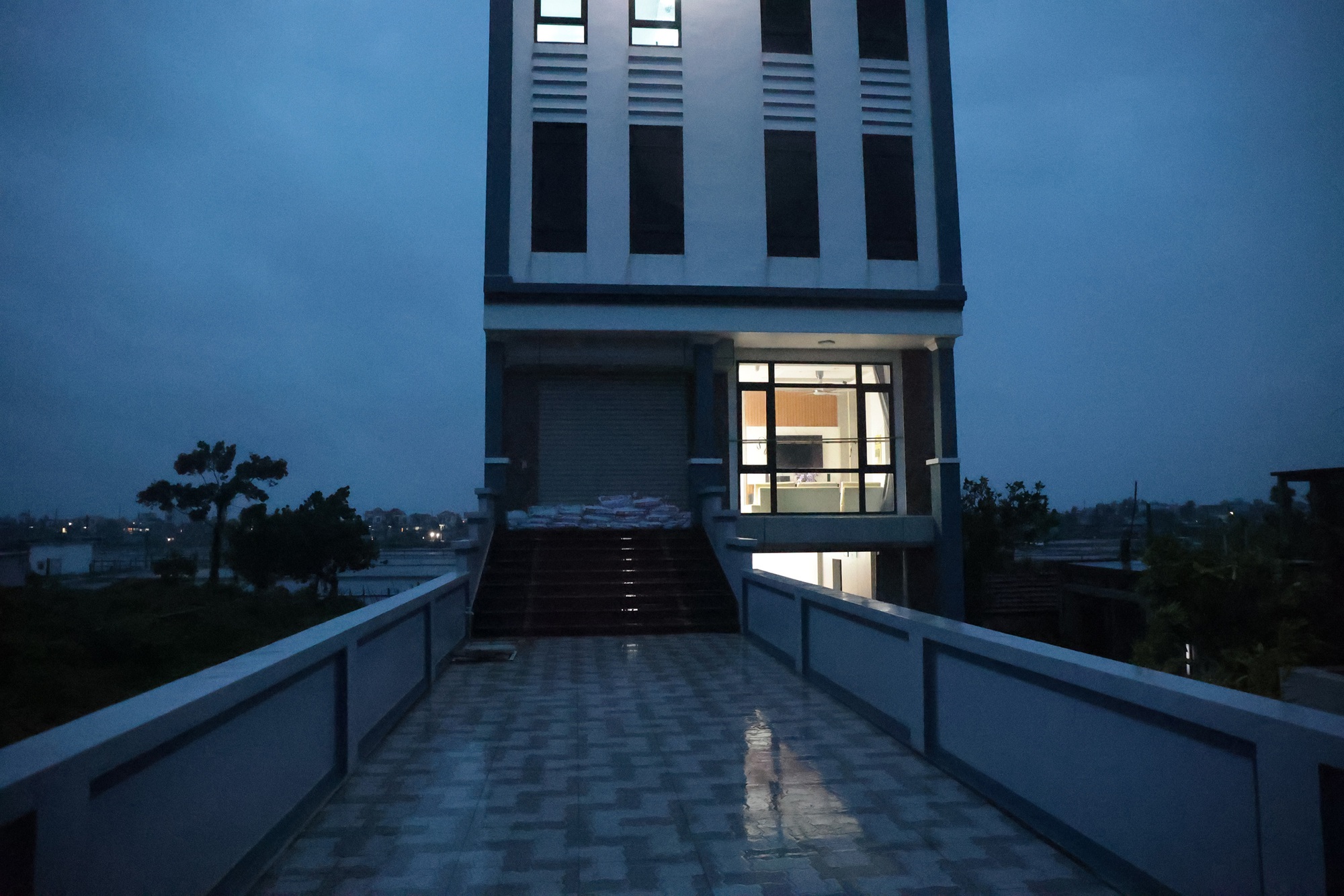 Ghi nhận trước giờ bão đổ bộ: Một tỉnh đình hoãn các cuộc họp chưa cần thiết, dân gia cố nhà cửa, lực lượng túc trực 24/24- Ảnh 10.