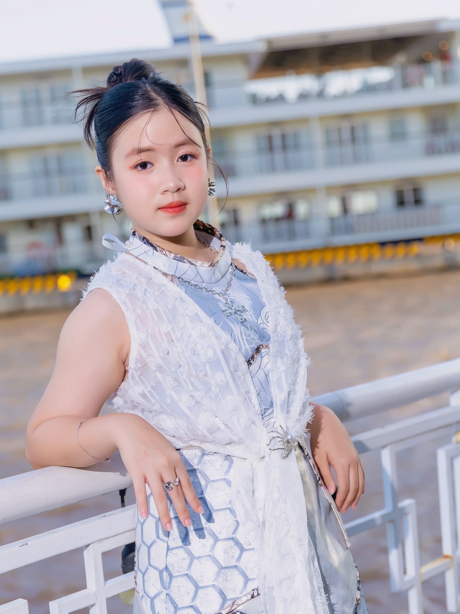 Ngỡ ngàng với dung mạo hiện tại của em bé được Trấn Thành mời đóng phim trăm tỷ khi mới 10 tuổi- Ảnh 8.